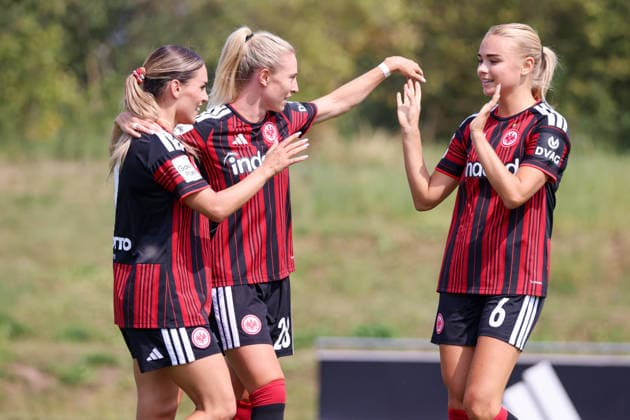 Herzogenaurach, Deutschland: 16.08.2026 - Testspiel - Olympique Lyon Frauen vs. Eintracht Frankfurt Frauen Im Bild: v.li. Torschützin Ereleta Memeti (SGE) macht das Tor zum 2:1 für Frankfurt und jubelt mit Rebecka Blomqvist (SGE) und Sofie Lundgaard (SGE) *** Herzogenaurach, Germany, August 16, 2026: Friendly match between Olympique Lyon Women and Eintracht Frankfurt Women. Pictured, from left: Goal scorer Ereleta Memeti (SGE) scores the goal to make it 2–1 for Frankfurt and celebrates with Rebecka Blomqvist (SGE) and Sofie Lundgaard (SGE). Copyright: HMBxMedia MadeleinexFantini