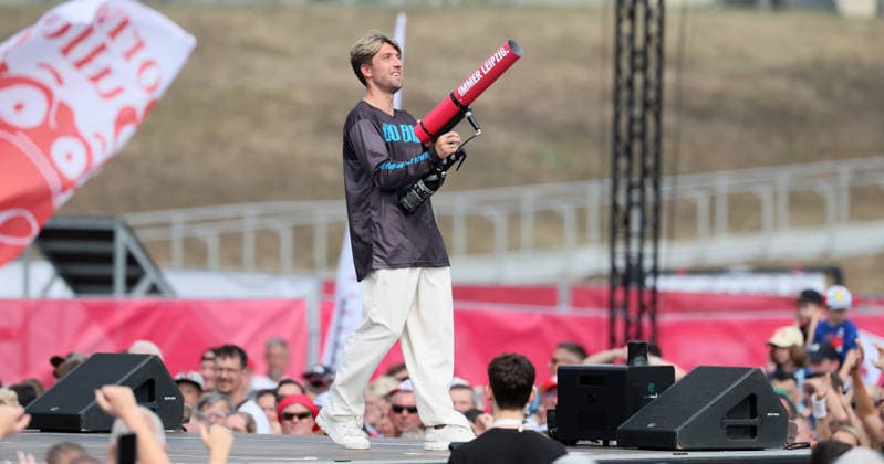 RB Leipzig Ð Saisoneroeffnung Bundesliga Leipzig, 16.08.2026, Festwiese vor der Red Bull Arena, Fussball, 1.Bundesliga, RB Leipzig, Saisoneröffnung , Im Bild: Season Heat Up 2026. Stargast Kevin Kampl. , Nur zur redaktionellen Nutzung. Only editorial use. , *** RB Leipzig – Bundesliga Season Opener, Leipzig, August 16, 2026, Festwiese in front of the Red Bull Arena, Soccer, Bundesliga 1, RB Leipzig, Season Opener, Pictured: Season Heat Up 2026, Special Guest Kevin Kampl, For editorial use only, Picture Point