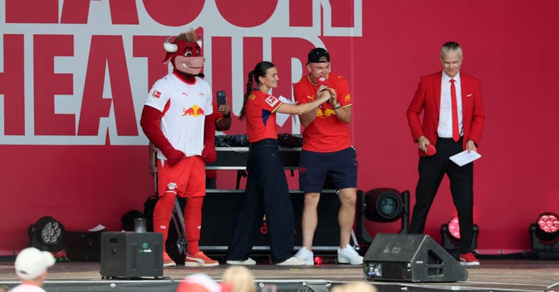 RB Leipzig Ð Saisoneroeffnung Bundesliga Leipzig, 16.08.2026, Festwiese vor der Red Bull Arena, Fussball, 1.Bundesliga, RB Leipzig, Saisoneröffnung , Im Bild: Season Heat Up 2026. Bühne. RBL Maskottchen Bulli, RB Stadionmoderatorin Clara Mohr, Conrad Harder ( 9, RB Leipzig), RB Stadionsprecher Tim Thoelke. , Nur zur redaktionellen Nutzung. Only editorial use. , *** RB Leipzig – Bundesliga Season Opener, Leipzig, August 16, 2026, Festival Grounds in front of the Red Bull Arena, Soccer, Bundesliga 1, RB Leipzig, Season Opener, Pictured: Season Heat Up 2026 stage, RBL mascot Bulli, RB stadium announcer Clara Mohr, Conrad Harder 9, RB Leipzig, RB stadium announcer Tim Thoelke, For editorial use only, Picture Point