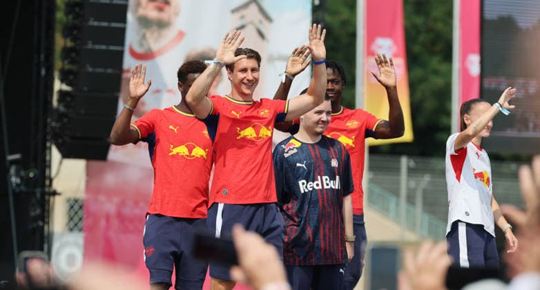 RB Leipzig Ð Saisoneroeffnung Bundesliga Leipzig, 16.08.2026, Festwiese vor der Red Bull Arena, Fussball, 1.Bundesliga, RB Leipzig, Saisoneröffnung , Im Bild: Season Heat Up 2026. Bühne. Vorstellung der Mannschaften. , Nur zur redaktionellen Nutzung. Only editorial use. , *** RB Leipzig – Bundesliga Season Opener, Leipzig, August 16, 2026, Festwiese in front of the Red Bull Arena, Soccer, Bundesliga 1, RB Leipzig, Season Opener, Pictured: Season Heat Up 2026 stage, team presentation, For editorial use only, Picture Point