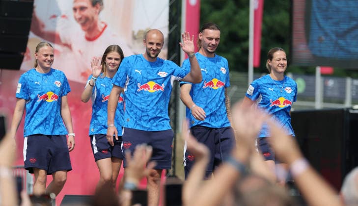 RB Leipzig Ð Saisoneroeffnung Bundesliga Leipzig, 16.08.2026, Festwiese vor der Red Bull Arena, Fussball, 1.Bundesliga, RB Leipzig, Saisoneröffnung , Im Bild: Season Heat Up 2026. Bühne. Vorstellung der Mannschaften. Torhüter und Torhüterinnen. , Nur zur redaktionellen Nutzung. Only editorial use. , *** RB Leipzig – Bundesliga Season Opener, Leipzig, August 16, 2026, Festival grounds in front of the Red Bull Arena, soccer, Bundesliga 1, RB Leipzig, season opener, Pictured: Season Heat Up 2026 stage, team presentation, male and female goalkeepers, For editorial use only, Picture Point