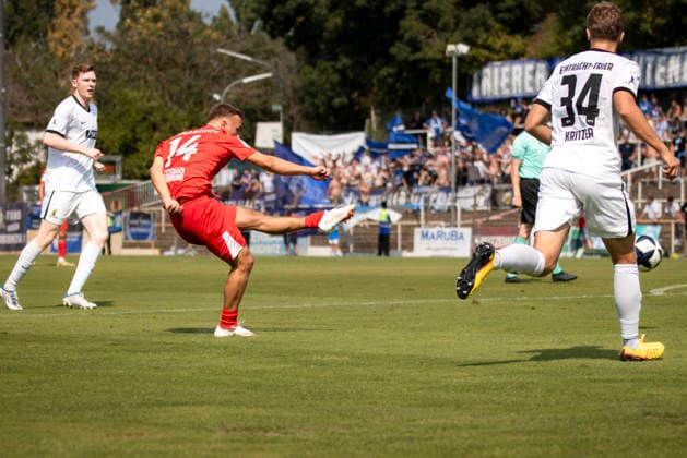 16.08.2026, xhettx, Fussball Regionalliga Suedwest, VfR Mannheim - Eintracht Trier v.l. Alexandru Paraschiv (VfR Mannheim, 14) mit dem schuss aufs Tor (DFL DFB REGULATIONS PROHIBIT ANY USE OF PHOTOGRAPHS as IMAGE SEQUENCES and or QUASI-VIDEO) *** August 16, 2026, xhettx, Regionalliga Southwest soccer, VfR Mannheim vs. Eintracht Trier, left: Alexandru Paraschiv (VfR Mannheim), No. 14 taking a shot on goal. DFL and DFB regulations prohibit any use of photographs as image sequences and or quasi-video.