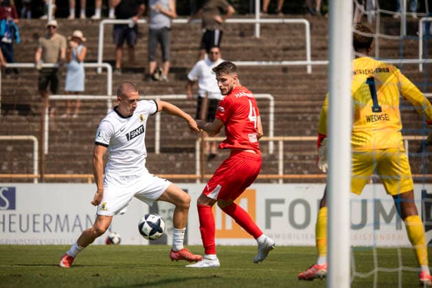 16.08.2026, xhettx, Fussball Regionalliga Suedwest, VfR Mannheim - Eintracht Trier v.l. Jannis Held (SV Eintracht Trier, 2) im Zweikampf mitHans Juraj Hartmann (VfR Mannheim, 4) (DFL DFB REGULATIONS PROHIBIT ANY USE OF PHOTOGRAPHS as IMAGE SEQUENCES and or QUASI-VIDEO) *** August 16, 2026, xhettx, Regionalliga Southwest soccer, VfR Mannheim vs. Eintracht Trier, Jannis Held (SV Eintracht Trier) in a tackle with Hans Juraj Hartmann (VfR Mannheim), 4 DFL and DFB regulations prohibit any use of photographs as image sequences and or quasi-video