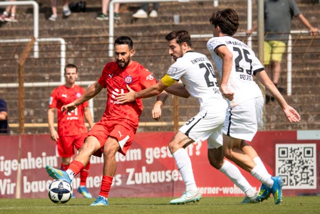 16.08.2026, xhettx, Fussball Regionalliga Suedwest, VfR Mannheim - Eintracht Trier v.l. Alexander Esswein (VfR Mannheim, 11) mit dem Pass in die Schnittstelle (DFL DFB REGULATIONS PROHIBIT ANY USE OF PHOTOGRAPHS as IMAGE SEQUENCES and or QUASI-VIDEO) *** August 16, 2026, xhettx, Regionalliga Southwest soccer, VfR Mannheim vs. Eintracht Trier; left: Alexander Esswein (VfR Mannheim), No. 11, with a pass into the gap. DFL and DFB regulations prohibit any use of photographs as image sequences and or quasi-video.
