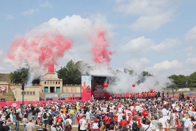 RB Leipzig: Saisoneröffnung Season Heat Up, 16.08.2026 Blick auf die Bühne mit den RB-Teams und rot-weißem Rauch. Fußball-Bundesliga, Saison 2026 2027: Saisoneröffnung Season Heat Up von RB Leipzig am 16.08.2026 auf der Festwiese an der Red Bull Arena. *** RB Leipzig Season Opener Season Heat Up, August 16, 2026—A view of the stage featuring the RB teams and red-and-white smoke—Bundesliga, 2026–2027 season opener Season Heat Up by RB Leipzig on August 16, 2026, at the Festwiese next to the Red Bull Arena Copyright: xBEAUTIFULxSPORTS JanxKaeferx
