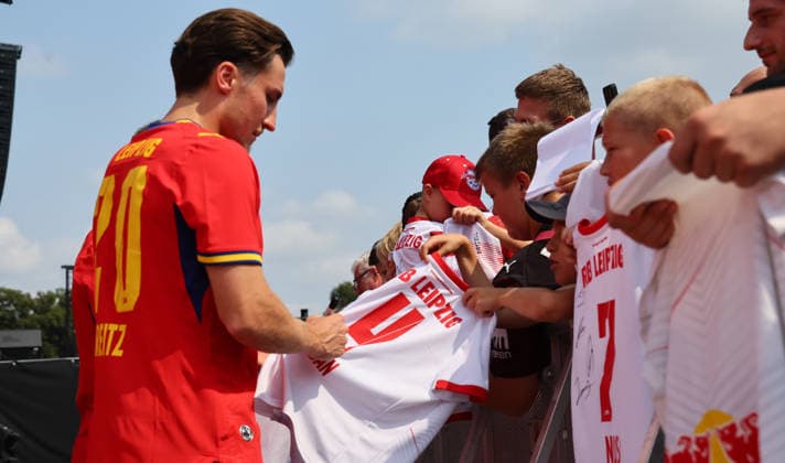 RB Leipzig Ð Saisoneroeffnung Bundesliga Leipzig, 16.08.2026, Festwiese vor der Red Bull Arena, Fussball, 1.Bundesliga, RB Leipzig, Saisoneröffnung , Im Bild: Season Heat Up 2026. Bühne. Vorstellung der Mannschaften. Spieler schreiben Autogramme. Rocco Reitz (20, RB Leipzig). , Nur zur redaktionellen Nutzung. Only editorial use. , *** RB Leipzig – Bundesliga Season Opener, Leipzig, August 16, 2026, Festival grounds in front of the Red Bull Arena, soccer, Bundesliga 1, RB Leipzig, season opener, Pictured: Season Heat Up 2026 stage, team presentation, players signing autographs, Rocco Reitz, 20, RB Leipzig, For editorial use only, Picture Point