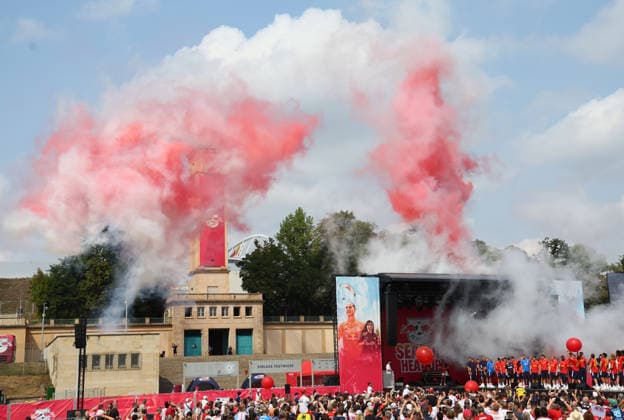 RB Leipzig Ð Saisoneroeffnung Bundesliga Leipzig, 16.08.2026, Festwiese vor der Red Bull Arena, Fussball, 1.Bundesliga, RB Leipzig, Saisoneröffnung , Im Bild: Season Heat Up 2026. Bühne. , Nur zur redaktionellen Nutzung. Only editorial use. , *** RB Leipzig – Bundesliga Season Opener, Leipzig, August 16, 2026, Festwiese in front of the Red Bull Arena, Soccer, Bundesliga 1, RB Leipzig, Season Opener, Pictured: Season Heat Up 2026 Stage, For editorial use only, Picture Point