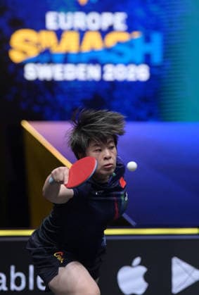 (260816) -- MALMO, Aug. 16, 2026 -- Wang Yidi of China hits a return to Harimoto Miwa of Japan during the women s singles semifinal match at the WTT Europe Smash Sweden 2026 in Malmo, Sweden, Aug. 16, 2026. ) (SP)SWEDEN-MALMO Table tennis, Tischtennis WTT EUROPE SMASH 2026-WOMEN SINGLES WengxXinyang 