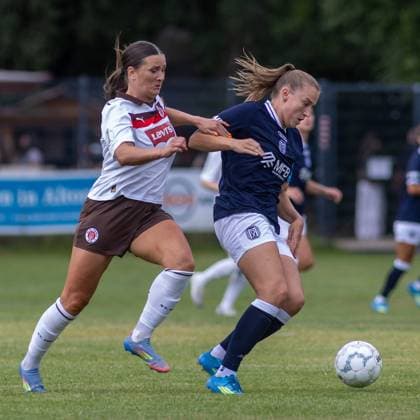 Eine Spielerin des FC St. Pauli 1. Frauen kämpft gegen eine Spielerin des SV Meppen 1. Frauen um den Ball auf der Adolf-Jäger-Kampfbahn in Hamburg. Der Ball liegt im Vordergrund, beide Spielerinnen sind in intensivem Körperkontakt. Rachel Rinast ( 31; FC St. Pauli) im Zweikampf *** A player from FC St. Pauli Women s Team 1 battles for the ball against a player from SV Meppen Women s Team 1 at the Adolf Jäger Kampfbahn in Hamburg. The ball is in the foreground, and both players are locked in intense physical contact. Rachel Rinast, 31, of FC St. Pauli, is in a tackle. Copyright: xAndreasxTolksdorfx