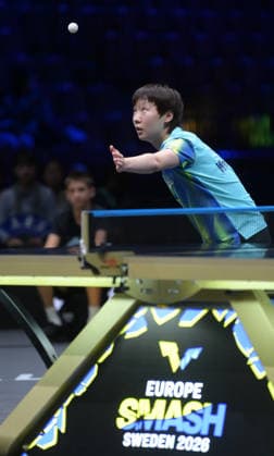 (260816) -- MALMO, Aug. 16, 2026 -- Wang Manyu of China serves to Kuai Man of China during the women s singles semifinal match at the WTT Europe Smash Sweden 2026 in Malmo, Sweden, Aug. 16, 2026. ) (SP)SWEDEN-MALMO Table tennis, Tischtennis WTT EUROPE SMASH 2026-WOMEN SINGLES WengxXinyang 