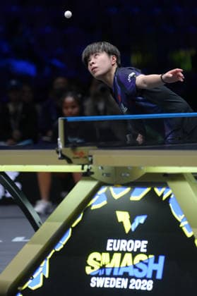 (260816) -- MALMO, Aug. 16, 2026 -- Wang Yidi of China serves to Harimoto Miwa of Japan during the women s singles semifinal match at the WTT Europe Smash Sweden 2026 in Malmo, Sweden, Aug. 16, 2026. ) (SP)SWEDEN-MALMO Table tennis, Tischtennis WTT EUROPE SMASH 2026-WOMEN SINGLES WengxXinyang 