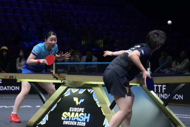 (260816) -- MALMO, Aug. 16, 2026 -- Wang Yidi (R) of China serves to Harimoto Miwa of Japan during the women s singles semifinal match at the WTT Europe Smash Sweden 2026 in Malmo, Sweden, Aug. 16, 2026. ) (SP)SWEDEN-MALMO Table tennis, Tischtennis WTT EUROPE SMASH 2026-WOMEN SINGLES WengxXinyang 