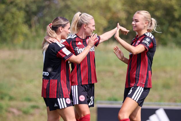 Herzogenaurach, Deutschland: 16.08.2026 - Testspiel - Olympique Lyon Frauen vs. Eintracht Frankfurt Frauen Im Bild: v.li. Torschützin Ereleta Memeti (SGE) macht das Tor zum 2:1 für Frankfurt und jubelt mit Rebecka Blomqvist (SGE) und Sofie Lundgaard (SGE) *** Herzogenaurach, Germany, August 16, 2026 Friendly match: Olympique Lyon Women vs. Eintracht Frankfurt Women. Pictured, from left: Goal scorer Ereleta Memeti (SGE) scores the goal to make it 2–1 for Frankfurt and celebrates with Rebecka Blomqvist (SGE) and Sofie Lundgaard (SGE). Copyright: HMBxMedia MadeleinexFantini