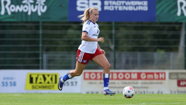 Nikola Karczewska (Hamburger SV, 20) am Ball, Freisteller, Einzelbild, Ganzkörper, Aktion, Action, Spielszene, 16.08.2026, Rotenburg (Wümme) (Deutschland), Fussball, Testspiel Frauen, SV Werder Bremen - Hamburger SV *** Nikola Karczewska, Hamburger SV, age 20, on the ball, isolated shot, single frame, full body, action, game scene, August 16, 2026, Rotenburg Wümme, Germany, soccer, women s friendly match, SV Werder Bremen vs. Hamburger SV xobx