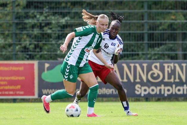 v.li.: Isabella Jaron (SV Werder Bremen, 11) und Magou Doucoure (Hamburger SV, HSV, 2) im Zweikampf, Duell, Dynamik, Aktion, Action, Spielszene, 16.08.2026, Rotenburg (Wümme) (Deutschland), Fussball, Testspiel Frauen, SV Werder Bremen - Hamburger SV *** From left: Isabella Jaron (SV Werder Bremen), 11, and Magou Doucoure (Hamburger SV, HSV), 2, in a one-on-one battle, duel, dynamic moment, action, game scene, August 16, 2026, Rotenburg Wümme, Germany, soccer, women’s friendly match, SV Werder Bremen vs. Hamburger SV xobx