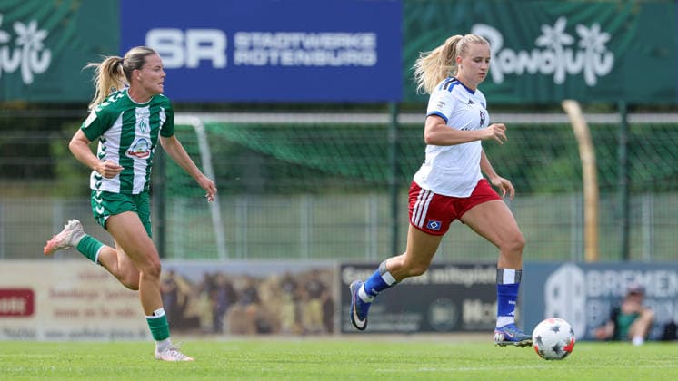 v.li.: Juliane Wirtz (SV Werder Bremen, 28) und Nikola Karczewska (Hamburger SV, 20) im Laufduell, Zweikampf, Duell, Dynamik, Aktion, Action, Spielszene, 16.08.2026, Rotenburg (Wümme) (Deutschland), Fussball, Testspiel Frauen, SV Werder Bremen - Hamburger SV *** From left: Juliane Wirtz (SV Werder Bremen), 28, and Nikola Karczewska (Hamburger SV), 20, in a sprint duel, tackle, duel, dynamic moment, action, game scene, August 16, 2026, Rotenburg Wümme, Germany, soccer, women’s friendly match, SV Werder Bremen vs. Hamburger SV xobx