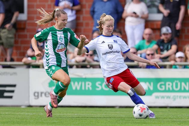 v.li.: Michelle Weiß (SV Werder Bremen, 15) und Jaqueline Dönges (Hamburger SV, HSV, 21) im Zweikampf, Duell, Dynamik, Aktion, Action, Spielszene, 16.08.2026, Rotenburg (Wümme) (Deutschland), Fussball, Testspiel Frauen, SV Werder Bremen - Hamburger SV *** From left: Michelle Weiß of SV Werder Bremen, 15, and Jaqueline Dönges of Hamburger SV (HSV), 21, in a one-on-one battle, duel, dynamic moment, action, game scene, August 16, 2026, Rotenburg Wümme, Germany, soccer, women’s friendly match, SV Werder Bremen vs. Hamburger SV xobx