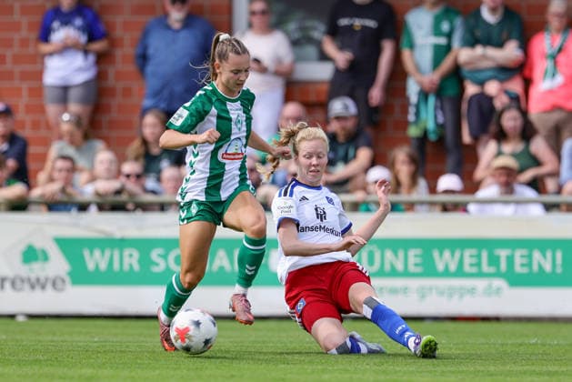 v.li.: Michelle Weiß (SV Werder Bremen, 15) und Jaqueline Dönges (Hamburger SV, HSV, 21) im Zweikampf, Duell, Dynamik, Aktion, Action, Spielszene, 16.08.2026, Rotenburg (Wümme) (Deutschland), Fussball, Testspiel Frauen, SV Werder Bremen - Hamburger SV *** From left: Michelle Weiß of SV Werder Bremen, 15, and Jaqueline Dönges of Hamburger SV (HSV), 21, in a one-on-one battle, duel, dynamic moment, action, game scene, August 16, 2026, Rotenburg Wümme, Germany, soccer, women’s friendly match, SV Werder Bremen vs. Hamburger SV xobx