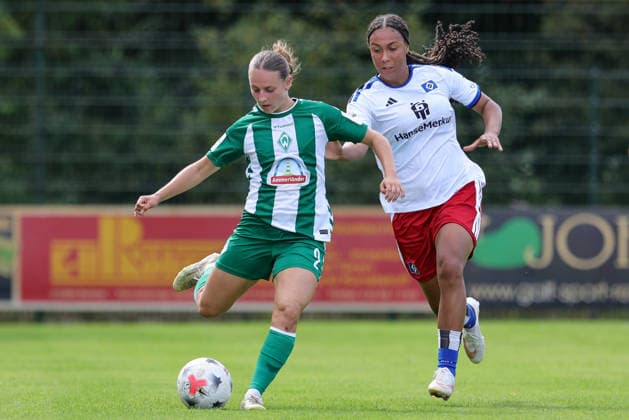 v.li.: Chiara D Angelo (SV Werder Bremen, 2) und Melina Krüger (Hamburger SV, HSV, 9) im Zweikampf, Duell, Dynamik, Aktion, Action, Spielszene, 16.08.2026, Rotenburg (Wümme) (Deutschland), Fussball, Testspiel Frauen, SV Werder Bremen - Hamburger SV *** From left: Chiara D Angelo (SV Werder Bremen), No. 2, and Melina Krüger (Hamburger SV, HSV), No. 9, in a one-on-one battle, duel, dynamic play, action, game scene, August 16, 2026, Rotenburg Wümme, Germany, soccer, women’s friendly match, SV Werder Bremen vs. Hamburger SV xobx