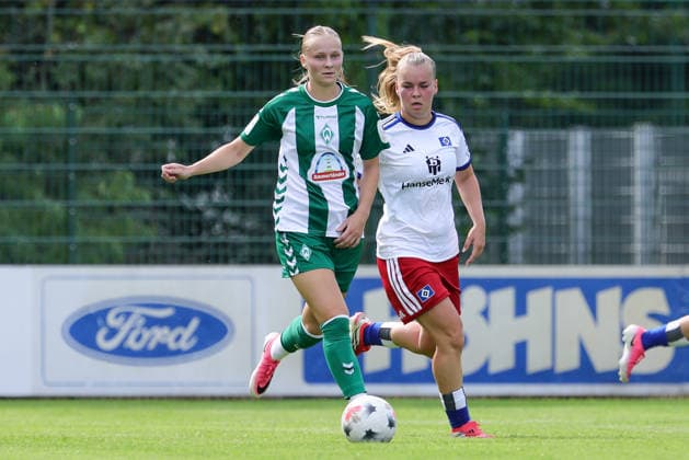 v.li.: Isabella Jaron (SV Werder Bremen, 11) und Svea Stoldt (Hamburger SV, HSV, 8) im Zweikampf, Duell, Dynamik, Aktion, Action, Spielszene, 16.08.2026, Rotenburg (Wümme) (Deutschland), Fussball, Testspiel Frauen, SV Werder Bremen - Hamburger SV *** From left: Isabella Jaron (SV Werder Bremen), 11, and Svea Stoldt (Hamburger SV, HSV), 8, in a one-on-one battle, duel, dynamic play, action, game scene, August 16, 2026, Rotenburg Wümme, Germany, soccer, women’s friendly match, SV Werder Bremen vs. Hamburger SV xobx