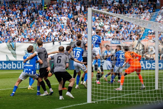 hinten nr.17 Florian Carstens (Rostock) köpft hier den 3:3 Ausgleich; GER, FC Hansa Rostock vs. SV Waldhof Mannheim, Fußball, Männer, 3.Liga, 02.Spieltag, Spielzeit 2026 2027, 16.08.2026 Rostock Ostseestadion Mecklenburg - Vorpommern Deutschland *** No. 17 Florian Carstens of Rostock heads in the 3-3 equalizer here. GER, FC Hansa Rostock vs. SV Waldhof Mannheim, Soccer, Men, 3rd Division, Matchday 2, 2026–2027 season, August 16, 2026, Rostock Ostseestadion, Mecklenburg-Western Pomerania, Germany