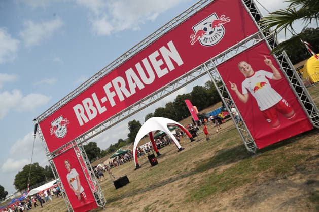 RB Leipzig: Saisoneröffnung Season Heat Up, 16.08.2026 Banner, Werbung für die RBL-Frauen. Symbolbild, Feature. Fußball-Bundesliga, Saison 2026 2027: Saisoneröffnung Season Heat Up von RB Leipzig am 16.08.2026 auf der Festwiese an der Red Bull Arena. *** RB Leipzig Season Opener Season Heat Up, August 16, 2026—Banner, advertisement for the RBL Women s team (stock image), Feature: Bundesliga soccer, 2026–2027 season; RB Leipzig’s Season Heat Up season opener on August 16, 2026, at the Festwiese next to the Red Bull Arena Copyright: xBEAUTIFULxSPORTS JanxKaeferx