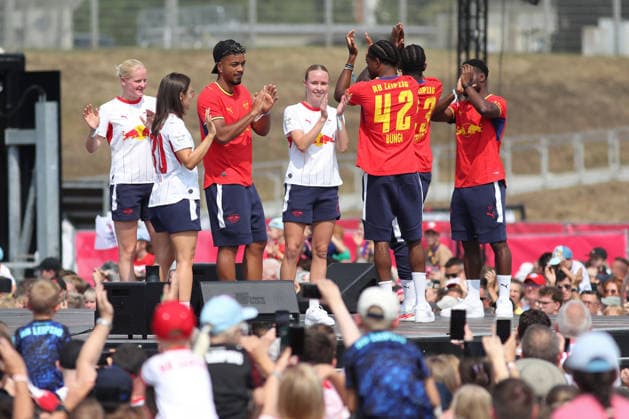 RB Leipzig: Saisoneröffnung Season Heat Up, 16.08.2026 Vorstellung der Teams der Männer und Frauen - hier u.a. mit Benjamin Henrichs (39, RB Leipzig) und Nikoline Dudek (24, RB Leipzig). Fußball-Bundesliga, Saison 2026 2027: Saisoneröffnung Season Heat Up von RB Leipzig am 16.08.2026 auf der Festwiese an der Red Bull Arena. *** RB Leipzig Season Opener Season Heat Up, August 16, 2026: Introduction of the men’s and women’s teams, featuring, among others, Benjamin Henrichs, 39, RB Leipzig and Nikoline Dudek (24), RB Leipzig; Bundesliga, 2026–2027 season; RB Leipzig’s Season Heat Up season opener on August 16, 2026, at the Festwiese next to the Red Bull Arena Copyright: xBEAUTIFULxSPORTS JanxKaeferx