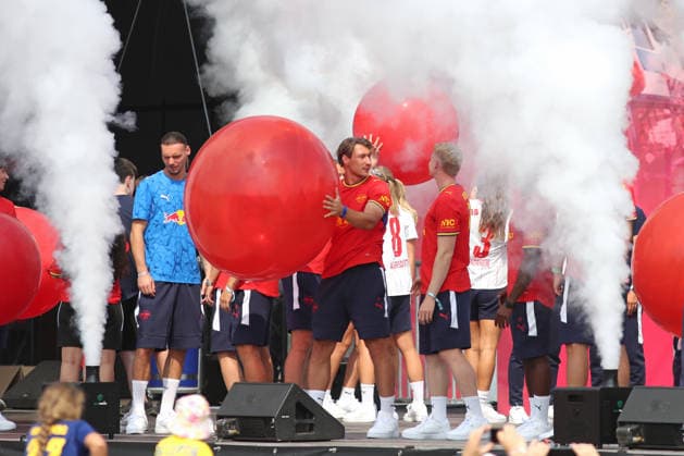 Sport Bilder des Tages RB Leipzig: Saisoneröffnung Season Heat Up, 16.08.2026 Willi Orban (4, RB Leipzig) mit einem großen Ballon-Ball. Fußball-Bundesliga, Saison 2026 2027: Saisoneröffnung Season Heat Up von RB Leipzig am 16.08.2026 auf der Festwiese an der Red Bull Arena. *** RB Leipzig Season Opener Season Heat Up, August 16, 2026, Willi Orban 4, RB Leipzig with a giant soccer ball at the Bundesliga’s 2026–2027 season opener, Season Heat Up, hosted by RB Leipzig on August 16, 2026, at the Festwiese next to the Red Bull Arena Copyright: xBEAUTIFULxSPORTS JanxKaeferx