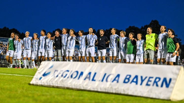 14.08.2026, GER, Fußball, Herren, RL Bayern, FC Memmingen vs TSV 1860 München Spieler des TSV 1860, Schriftzug Regionalliga Bayern, Symbolfoto, Symbolbild, Themenfoto, Themenbild Memmingen e-con ArenaPark Bayern Deutschland Copyright: xNordphotox xHafnerx