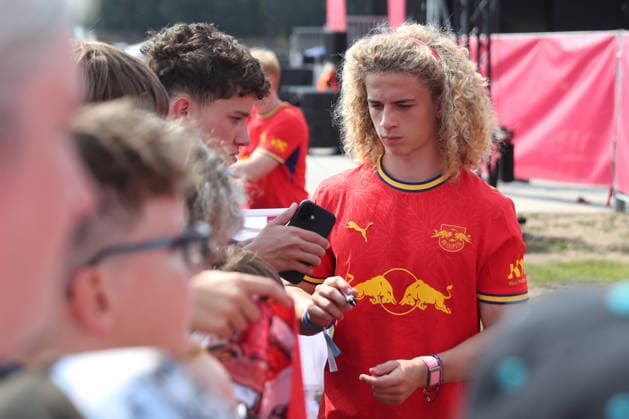 RB Leipzig: Saisoneröffnung Season Heat Up, 16.08.2026 Viggo Gebel (47, RB Leipzig) schreibt Autogramme bei den Fans. Fußball-Bundesliga, Saison 2026 2027: Saisoneröffnung Season Heat Up von RB Leipzig am 16.08.2026 auf der Festwiese an der Red Bull Arena. *** RB Leipzig Season Opener Season Heat Up, August 16, 2026, Viggo Gebel 47, RB Leipzig signs autographs for fans at the Bundesliga soccer season opener Season Heat Up for the 2026–2027 season on August 16, 2026, at the Festwiese next to the Red Bull Arena Copyright: xBEAUTIFULxSPORTS JanxKaeferx