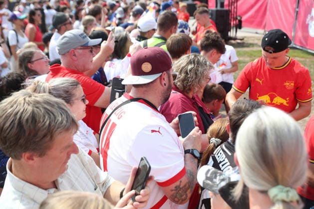 RB Leipzig: Saisoneröffnung Season Heat Up, 16.08.2026 Großer Fan-Andrang nach Autogrammen der Spieler. Fußball-Bundesliga, Saison 2026 2027: Saisoneröffnung Season Heat Up von RB Leipzig am 16.08.2026 auf der Festwiese an der Red Bull Arena. *** RB Leipzig Season Opener Season Heat Up, August 16, 2026—Large Crowd of Fans Flock to Get Autographs from Players—German Bundesliga, 2026–2027 season. RB Leipzig’s Season Heat Up season opener on August 16, 2026, at the Festwiese next to the Red Bull Arena Copyright: xBEAUTIFULxSPORTS JanxKaeferx