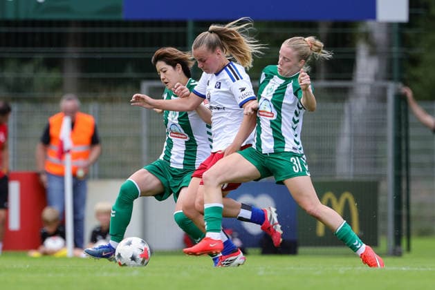 v.li.: Mei Shimada (SV Werder Bremen, 8), Svea Stoldt (Hamburger SV, HSV, 8) und Elena Dhont (SV Werder Bremen, 31) im Zweikampf, Duell, Dynamik, Aktion, Action, Spielszene, 16.08.2026, Rotenburg (Wümme) (Deutschland), Fussball, Testspiel Frauen, SV Werder Bremen - Hamburger SV *** From left: Mei Shimada (SV Werder Bremen), 8; Svea Stoldt (Hamburger SV, HSV), 8; and Elena Dhont (SV Werder Bremen), 31, in a one-on-one battle, duel, dynamic play, action, game scene, August 16, 2026, Rotenburg Wümme, Germany, soccer, women’s friendly match, SV Werder Bremen vs. Hamburger SV xobx