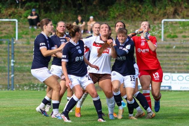 Intensives Gedränge im Strafraum der Adolf-Jäger-Kampfbahn: Nina Rolfes und mehrere Spielerinnen des SV Meppen kämpfen gegen Spielerinnen des FC St. Pauli um eine Flanke. Die Torhüterin des SV Meppen ( 13) springt mit erhobenen Armen zum Ball. Intensives Gedränge im Strafraum der Meppenrinnem *** A fierce scramble in the penalty area of the Adolf Jäger Kampfbahn: Nina Rolfes and several SV Meppen players battle FC St. Pauli players for a cross. The SV Meppen 13 goalkeeper leaps toward the ball with her arms raised. A fierce scramble in the Meppenrinnem penalty area. Copyright: xspeedshotx xAndreasxTolksdorfx