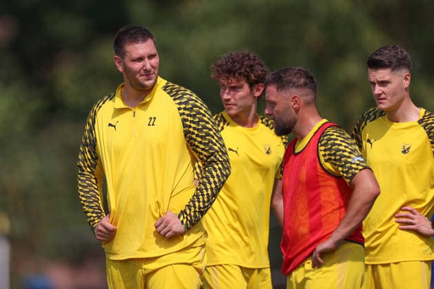 Niklas Suele (SV Tiefenbach, 22) mit seinen neuen Kollegen beim Warmmachen vor dem Spiel, SV Tiefenbach vs. SG Kirchardt, Fussball, bfv - Kreisliga Sinsheim, 1. Spieltag, 2026 2027, 16.08.2026, SV Tiefenbach vs. SG Kirchardt, Fussball, bfv - Kreisliga Sinsheim, 1. Spieltag, 2026 2027, 16.08.2026 Östringen *** Niklas Suele of SV Tiefenbach, age 22, warming up with his new teammates before the game, SV Tiefenbach vs. SG Kirchardt, soccer, bfv Sinsheim District League, Matchday 1, 2026–2027, August 16, 2026, SV Tiefenbach vs. SG Kirchardt, soccer, bfv Sinsheim District League, Matchday 1, 2026–2027, August 16, 2026, Östringen Copyright: xEibner-Pressefoto VornamexNachnax EP_JPA