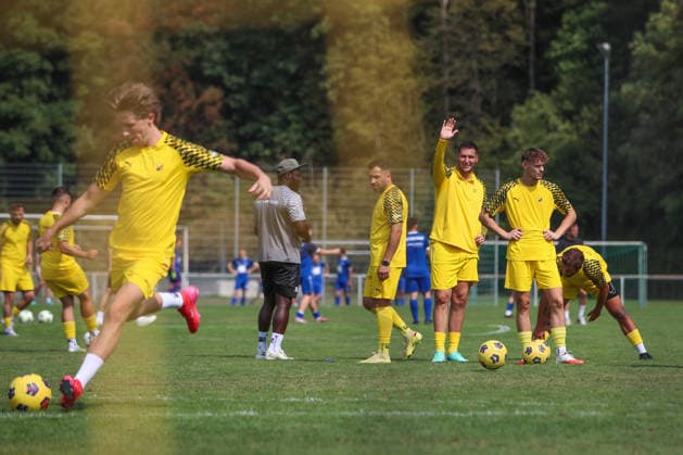 Niklas Suele (SV Tiefenbach, 22) Gruss an die Fans, SV Tiefenbach vs. SG Kirchardt, Fussball, bfv - Kreisliga Sinsheim, 1. Spieltag, 2026 2027, 16.08.2026, SV Tiefenbach vs. SG Kirchardt, Fussball, bfv - Kreisliga Sinsheim, 1. Spieltag, 2026 2027, 16.08.2026 Östringen *** Niklas Suele, SV Tiefenbach, 22. A message to the fans, SV Tiefenbach vs. SG Kirchardt, soccer, bfv Sinsheim District League, Matchday 1, 2026–2027, August 16, 2026, SV Tiefenbach vs. SG Kirchardt, soccer, bfv Sinsheim District League, Matchday 1, 2026–2027, August 16, 2026, Östringen Copyright: xEibner-Pressefoto VornamexNachnax EP_JPA