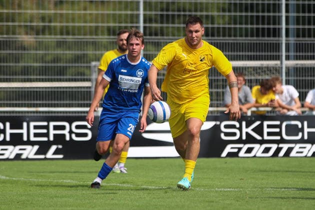 Niklas Suele (SV Tiefenbach, 22) im Zweikampf mit Finn Janjac (SG Kirchardt, 20), SV Tiefenbach vs. SG Kirchardt, Fussball, bfv - Kreisliga Sinsheim, 1. Spieltag, 2026 2027, 16.08.2026, SV Tiefenbach vs. SG Kirchardt, Fussball, bfv - Kreisliga Sinsheim, 1. Spieltag, 2026 2027, 16.08.2026 Östringen *** Niklas Suele (SV Tiefenbach, 22) in a tackle with Finn Janjac (SG Kirchardt, 20), SV Tiefenbach vs. SG Kirchardt, soccer, bfv Sinsheim District League, Matchday 1, 2026–2027, August 16, 2026, SV Tiefenbach vs. SG Kirchardt, soccer, bfv Sinsheim District League, Matchday 1, 2026–2027, August 16, 2026, Östringen Copyright: xEibner-Pressefoto VornamexNachnax EP_JPA