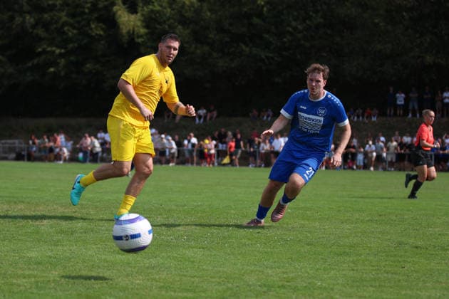 Niklas Suele (SV Tiefenbach, 22) im Zweikampf mit Marvin Betz (SG Kirchardt, 21), SV Tiefenbach vs. SG Kirchardt, Fussball, bfv - Kreisliga Sinsheim, 1. Spieltag, 2026 2027, 16.08.2026, SV Tiefenbach vs. SG Kirchardt, Fussball, bfv - Kreisliga Sinsheim, 1. Spieltag, 2026 2027, 16.08.2026 Östringen *** Niklas Suele (SV Tiefenbach), 22, in a tackle with Marvin Betz (SG Kirchardt), 21, SV Tiefenbach vs. SG Kirchardt, soccer, bfv Sinsheim District League, Matchday 1, 2026–2027, August 16, 2026, SV Tiefenbach vs. SG Kirchardt, soccer, bfv Sinsheim District League, Matchday 1, 2026–2027, August 16, 2026, Östringen Copyright: xEibner-Pressefoto VornamexNachnax EP_JPA