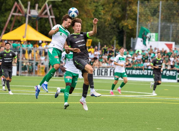 Fussball: Schweiz: Schweizer Cup 2026 2027 - 16.08.2026 - FC Thalwil vs. FC St. Gallen 1879 - Sportanlage Brand (Thalwil ZH, Schweiz); Zweikampf zwischen Flynn Kopp (FC Thalwil) und Joel Ruiz FC St. Gallen 1879) Thalwil ZH Sportanlage Brand Kanton Zürich Schweiz *** Soccer Switzerland Swiss Cup 2026 2027 August 16, 2026 FC Thalwil vs. FC St. Gallen 1879 Brand Sports Complex, Thalwil, ZH, Switzerland: A duel between Flynn Kopp of FC Thalwil and Joel Ruiz of FC St. Gallen 1879; Thalwil, ZH; Brand Sports Complex; Canton of Zurich, Switzerland Copyright: xAmiirxAmedjouax