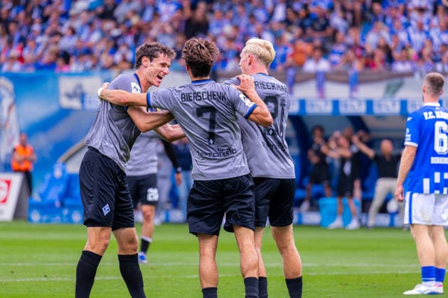 Deutschland: 3.Liga, Saison 2026 2027, 16.08.2026, 2. Spieltag, FC Hansa Rostock vs Waldhof Mannheim, Ostseestadion : Torjubel nach dem Tor zum 0:2 für den Waldhof Mannheim durch Torschütze Rieckmann, Julian (Waldhof Mannheim, 21), Thalhammer, Maximilian (Waldhof Mannheim, 8), Bierschenk, Lovis (Waldhof Mannheim, 7) *** Germany 3rd Division, 2026–2027 Season, August 16, 2026, Matchday 2, FC Hansa Rostock vs. Waldhof Mannheim, Ostseestadion. Celebrations after Waldhof Mannheim’s 0–2 goal scored by Rieckmann, Julian Waldhof Mannheim, 21, Thalhammer, Maximilian Waldhof Mannheim, 8, Bierschenk, Lovis Waldhof Mannheim, 7 Copyright: xMichellexLukax