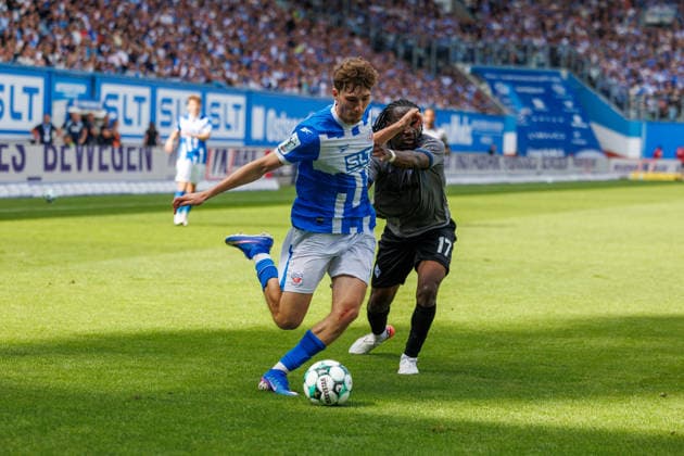 vorn Bernie Lennemann (Rostock) gegen Darnell Keumo (Waldhof) ; GER, FC Hansa Rostock vs. SV Waldhof Mannheim, Fußball, Männer, 3.Liga, 02.Spieltag, Spielzeit 2026 2027, 16.08.2026 Rostock Ostseestadion Mecklenburg - Vorpommern Deutschland *** Starting lineup: Bernie Lennemann (Rostock) vs. Darnell Keumo (Waldhof), GER; FC Hansa Rostock vs. SV Waldhof Mannheim; Soccer; Men; 3rd Division; Matchday 2; 2026–2027 Season; August 16, 2026, Rostock Ostseestadion, Mecklenburg-Western Pomerania, Germany