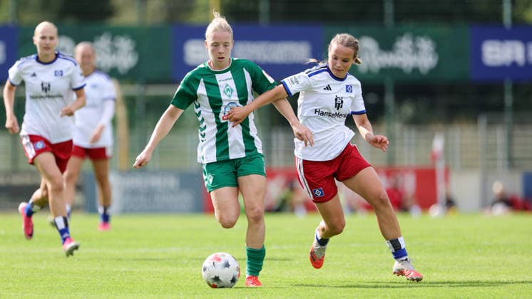 v.li.: Elena Dhont (SV Werder Bremen, 31) und Jonna Wrede (Hamburger SV, HSV, 26) im Zweikampf, Duell, Dynamik, Aktion, Action, Spielszene, 16.08.2026, Rotenburg (Wümme) (Deutschland), Fussball, Testspiel Frauen, SV Werder Bremen - Hamburger SV *** From left: Elena Dhont of SV Werder Bremen, 31, and Jonna Wrede of Hamburger SV (HSV), 26, in a one-on-one battle, duel, dynamic play, action, game scene, August 16, 2026, Rotenburg Wümme, Germany, soccer, women’s friendly match, SV Werder Bremen vs. Hamburger SV xobx