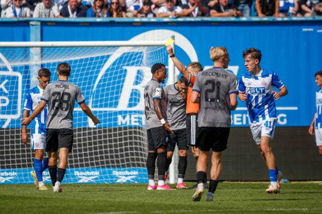 Schiedsrichter Felix Weller zeigt Leroy Mickels (Waldhof) eine Gelbe Karte; GER, FC Hansa Rostock vs. SV Waldhof Mannheim, Fußball, Männer, 3.Liga, 02.Spieltag, Spielzeit 2026 2027, 16.08.2026 Rostock Ostseestadion Mecklenburg - Vorpommern Deutschland *** Referee Felix Weller shows Leroy Mickels of Waldhof a yellow card GER, FC Hansa Rostock vs. SV Waldhof Mannheim, Soccer, Men, 3rd Division, Matchday 2, 2026–2027 Season, August 16, 2026, Rostock Ostseestadion, Mecklenburg-Western Pomerania, Germany