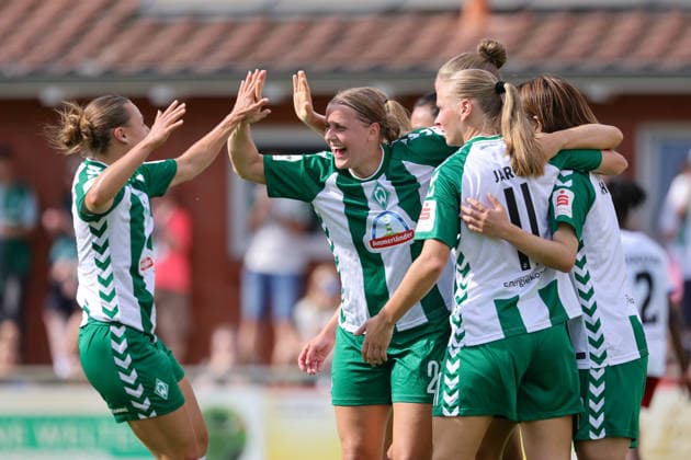 Spielerinnen des SV Werder Bremen mit Torjubel, Jubel, jubeln, jubelt, optimistisch, Spielszene, Highlight, Freude über das Tor zum 2:1, 16.08.2026, Rotenburg (Wümme) (Deutschland), Fussball, Testspiel Frauen, SV Werder Bremen - Hamburger SV *** SV Werder Bremen players celebrating a goal, cheering, jubilant, optimistic, game scene, highlight, joy over the goal that made it 2–1, August 16, 2026, Rotenburg Wümme, Germany, soccer, women’s friendly match, SV Werder Bremen vs. Hamburger SV xobx