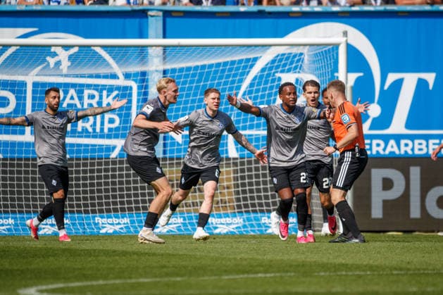Die Mannheimer Spieler vorn v.l. Julian Rieckmann (Waldhof) , Joey Müller (Waldhof) , Leroy Mickels (Waldhof) und Diego Michel (Waldhof) fordern einen Elfmeter von Schiedsrichter Felix Weller ; GER, FC Hansa Rostock vs. SV Waldhof Mannheim, Fußball, Männer, 3.Liga, 02.Spieltag, Spielzeit 2026 2027, 16.08.2026 Rostock Ostseestadion Mecklenburg - Vorpommern Deutschland *** The Mannheim players in the front, from left: Julian Rieckmann (Waldhof), Joey Müller (Waldhof), Leroy Mickels (Waldhof) and Diego Michel (Waldhof) appeal for a penalty kick to referee Felix Weller (GER), FC Hansa Rostock vs. SV Waldhof Mannheim, Soccer, Men, 3rd Division, Matchday 2, 2026–2027 season, August 16, 2026, Rostock Ostseestadion, Mecklenburg-Western Pomerania, Germany
