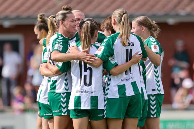 Spielerinnen des SV Werder Bremen mit Torjubel, Jubel, jubeln, jubelt, optimistisch, Spielszene, Highlight, Freude über das Tor zum 2:1, 16.08.2026, Rotenburg (Wümme) (Deutschland), Fussball, Testspiel Frauen, SV Werder Bremen - Hamburger SV *** SV Werder Bremen players celebrating a goal, cheering, jubilant, optimistic, game scene, highlight, joy over the goal that made it 2–1, August 16, 2026, Rotenburg Wümme, Germany, soccer, women’s friendly match, SV Werder Bremen vs. Hamburger SV xobx