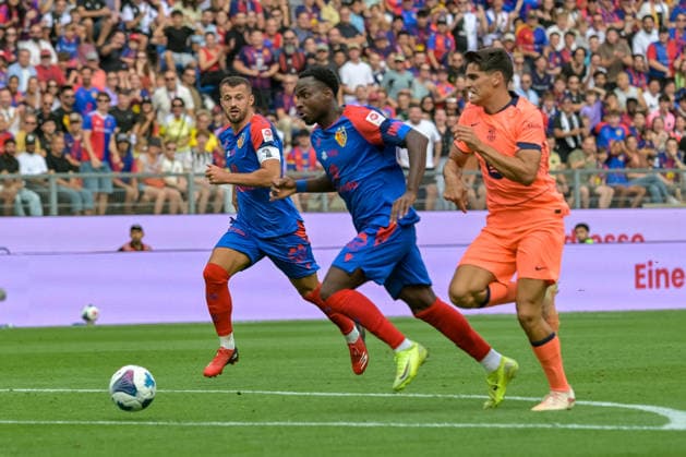 Philip Otele (FC Basel, 07) am Ball und im Laufduell mit Andreas Christensen FC Barcelona, Barca 15) GER, FC Basel vs FC Barcelona, Fussball, Testspiel, Saison 2026 2027, 16.08.2026 GER, FC Basel vs FC Barcelona, Fussball, Testspiel, Saison 2026 2027, 16.08.2026 Basel *** Philip Otele (FC Basel), No. 7, in possession of the ball and in a footrace with Andreas Christensen (FC Barcelona), No. 15, GER, FC Basel vs. FC Barcelona, soccer, friendly match, 2026–2027 season, August 16, 2026 GER, FC Basel vs. FC Barcelona, soccer, friendly match, 2026–2027 season, August 16, 2026 Basel Copyright: xEibner-Pressefotox EP_THS