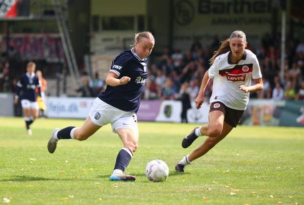 16.08.2026, xcex, GER, Hamburg, Adolf-Jaeger-Kampfbahn, Frauenfussball, Regionalliga, 2. Frauen-Bundesliga, DFB-Pokal Frauen, Saison 2026 2027, Playoffs, FC St. Pauli - SV Meppen, Bente Marie Bode (SVM) gegen Phine Ebert (FCSP) DFL regulations prohibit any use of photographs as image sequences and or quasi-video *** August 16, 2026, xcex, GER, Hamburg, Adolf Jaeger Kampfbahn, Women s Soccer, Regionalliga, Women s 2nd Bundesliga, DFB Women s Cup, 2026–2027 Season, Playoffs, FC St. Pauli vs. SV Meppen, Bente Marie Bode (SVM) vs. Phine Ebert (FCSP). DFL regulations prohibit any use of photographs as image sequences and or quasi-video.