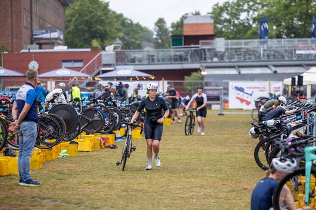 16.08.2026 USC Kiel 37. KN Förde Triathlon 2026 Sprinttriathlon Gruppe 1 (alle Frauen) Wechselzone Kiel Reventlouwiese Schleswig Holstein Deutschland *** August 16, 2026 USC Kiel 37 KN Förde Triathlon 2026 Sprint Triathlon Group 1 All Women Transition Area Kiel Reventlouwiese Schleswig-Holstein Germany