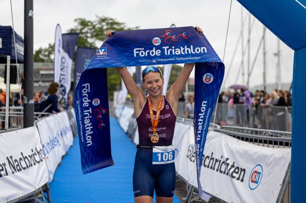 Sport Bilder des Tages 16.08.2026 USC Kiel 37. KN Förde Triathlon 2026 Sprinttriathlon Gruppe 1 (alle Frauen) Zieleinlauf Kiel Reventlouwiese Schleswig Holstein Deutschland *** August 16, 2026 USC Kiel 37 KN Förde Triathlon 2026 Sprint Triathlon Group 1 All Women Finish Line Kiel Reventlouwiese Schleswig-Holstein Germany