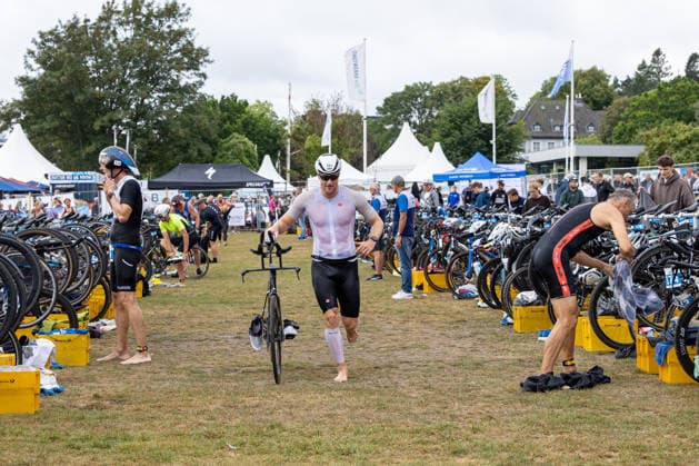 16.08.2026 USC Kiel 37. KN Förde Triathlon 2026 Sprinttriathlon Gruppe 2 (Männer, ab AK 35) Wechselzone Kiel Reventlouwiese Schleswig Holstein Deutschland *** August 16, 2026 USC Kiel 37 KN Förde Triathlon 2026 Sprint Triathlon Group 2 Men, Age Group 35 and up Transition Area: Kiel Reventlouwiese, Schleswig-Holstein, Germany